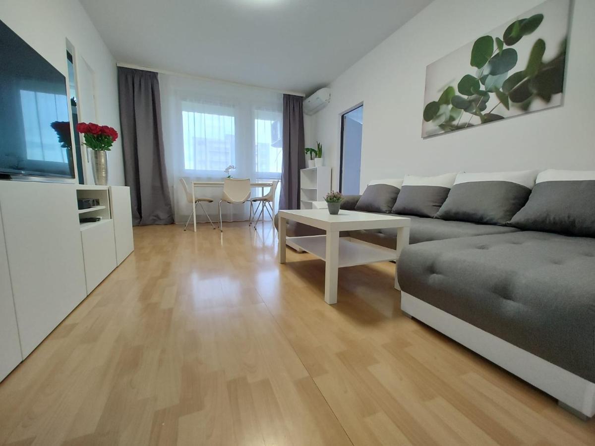Marilyn Prijemny 3 Izbovy V Raci Apartment